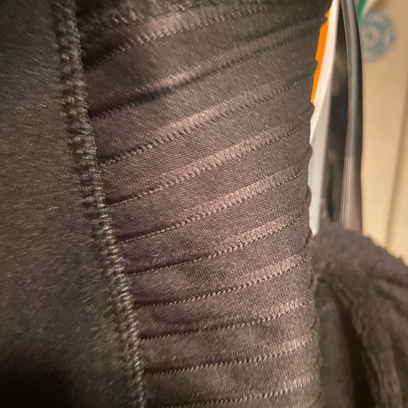 Active leggings these are black and color two pockets - Picture 2 of 6